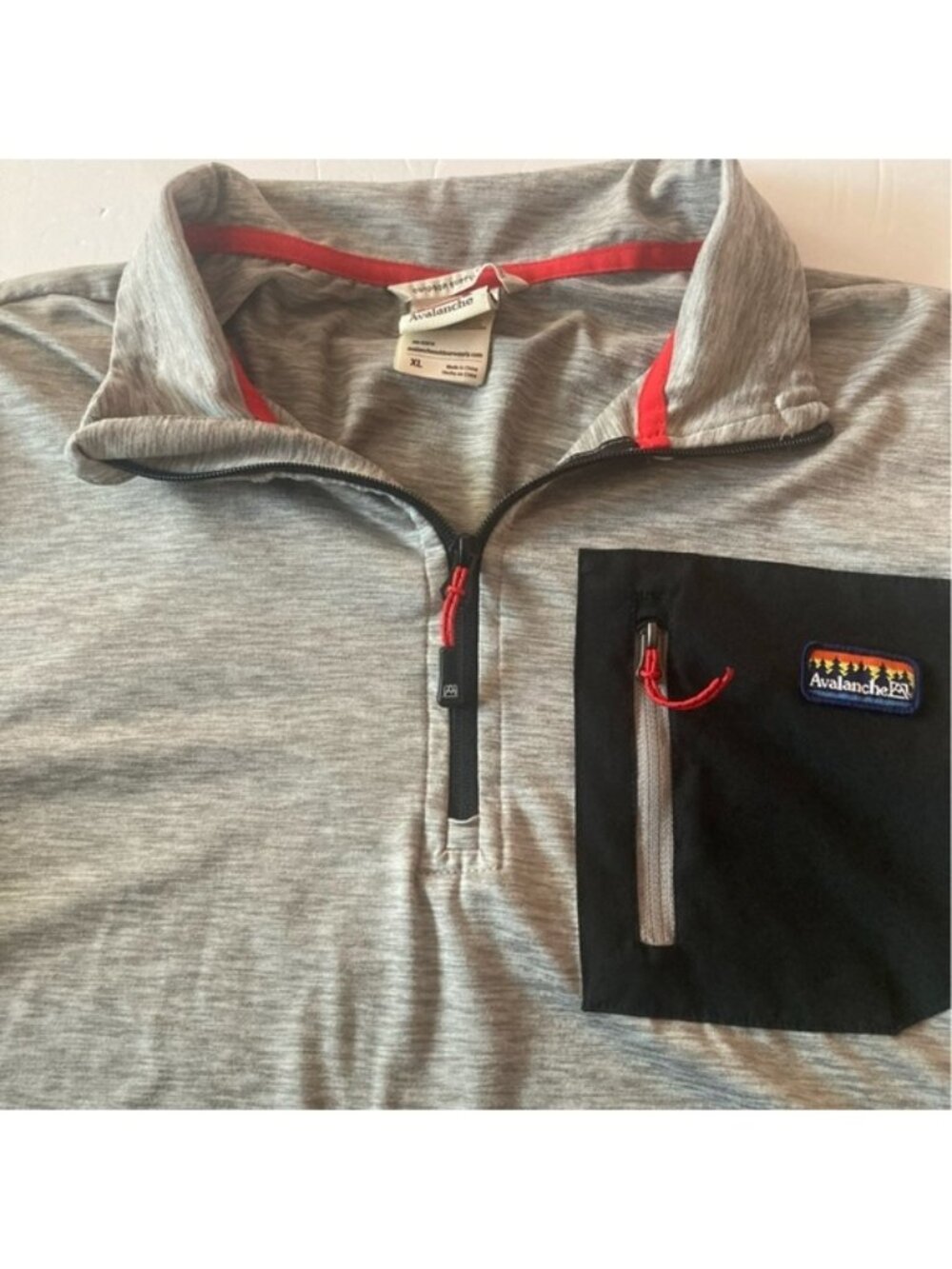 Avalanche SZ XL Men’s long sleeve Gray Pullover with Black  zippered Pocket